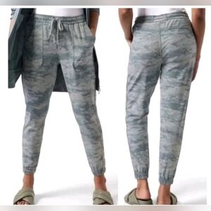Athleta Size XS Farallon Printed Jogger Pants Fog Camo Sage Green Womens EUC